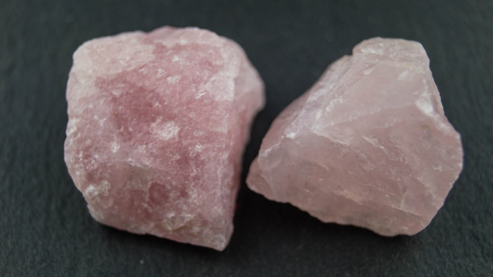 Rosenquarz gilt als der Stein der Liebe und kann auch bei Kopfschmerzen behilflich sein. Zwei Stücke Heilstein Rosenquarz