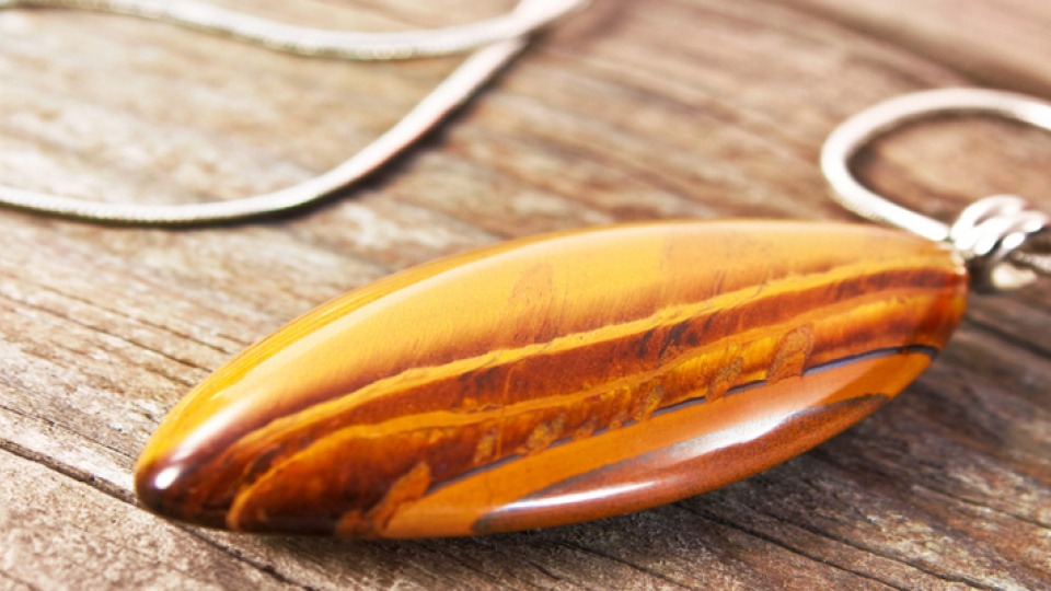 Das Tigerauge wird am Körper getragen und soll gegen Kopfschmerzen helfen. Schmuckstück aus dem Heilstein Tigerauge
