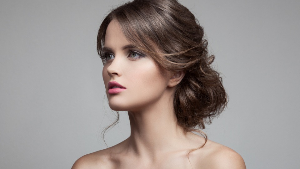 Frisuren, die natürlich, praktisch und einen Hauch Retro sind, dürfen auf dem Kopf keiner trendbewussten Frau fehlen Eine Frau hat eine Hochsteckfrisur