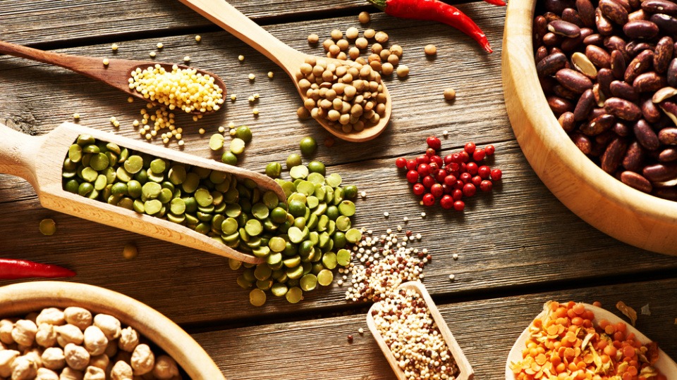 Unteranderem eine natürliche Quelle von MSM Viele verschiedene Hülsenfrüchte in Löffeln und Schüsseln