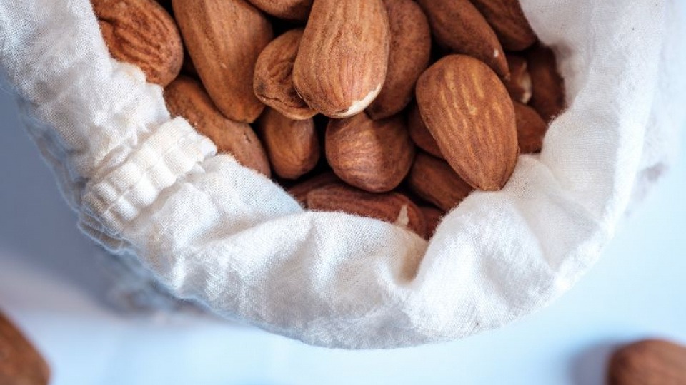 Mandeln werden gerne im Winter gegessen Mandeln in einer Schüssel