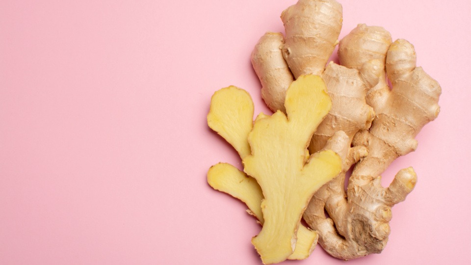 Ingwer kann mit seinen Bitterstoffen deine Verdauung unterstützen Ingwer auf rosa Hintergrund