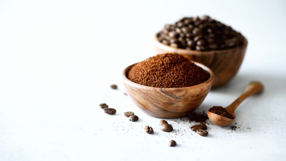 Der Konsum von Kaffee sollte eingeschränkt werden Kaffeepulver und Kaffeebohnen in Schüsseln