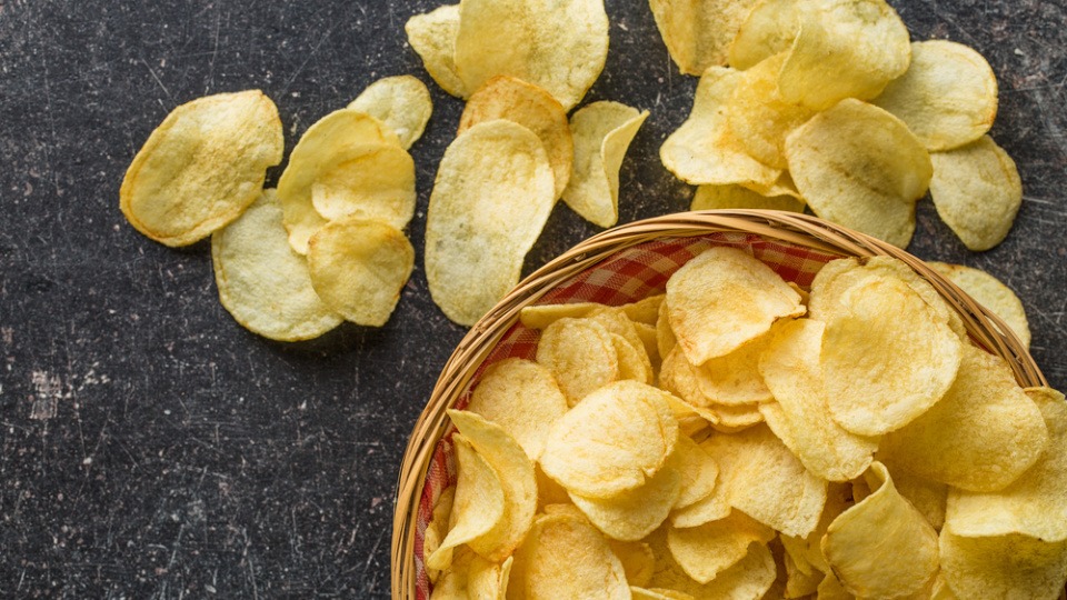 Kartoffelchips können bei der Bildung von Glutathion unterstützen. Kartoffelchips in einer Schüssel