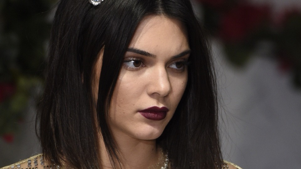 Vor allem dunkle Lippenstifte sind im Trend Kendall Jenner trägt dunklen Lippenstift