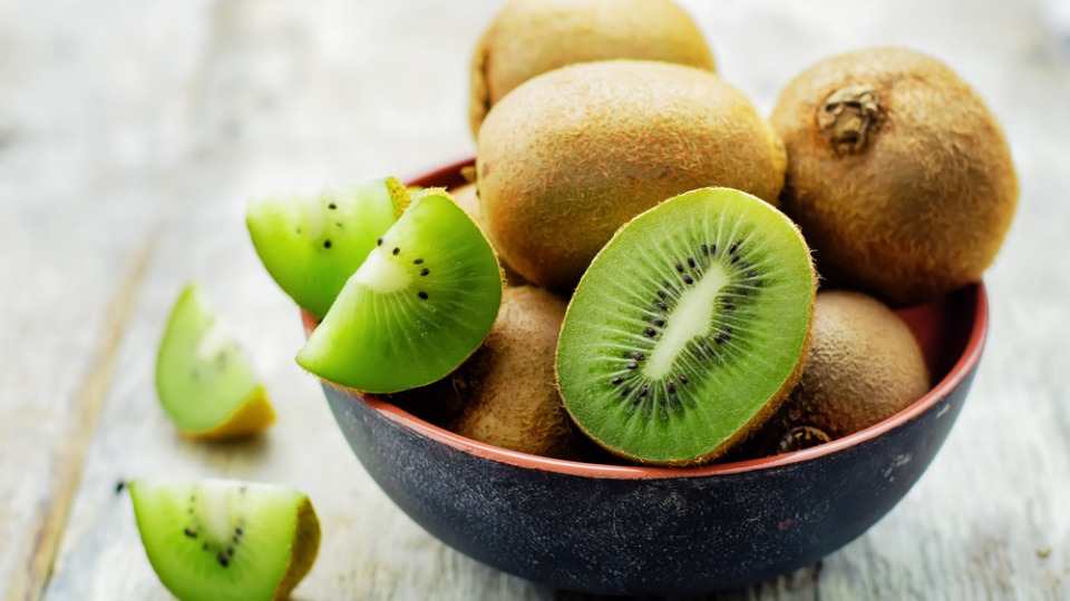 Kiwi enthalten viele Enzyme Enzymreiche Kiwi sind in einer Schüssel