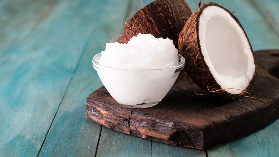 Vor allem die Milch hilft bei kalten Füßen Eine aufgespaltete Kokosnuss