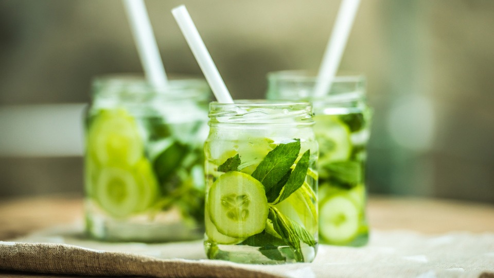 Gurken sind kühlende Lebensmittel und können im Wasser getrunken werden Kühlende Gurken sind im Wasser in Gläsern zum Trinken