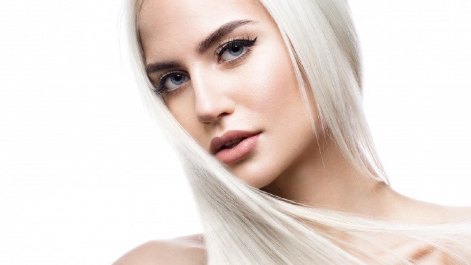 Den richtigen Blondton zu finden, ist nicht so einfach Eine Frau hat ein kühles Blond, aschblond an ihren Haaren