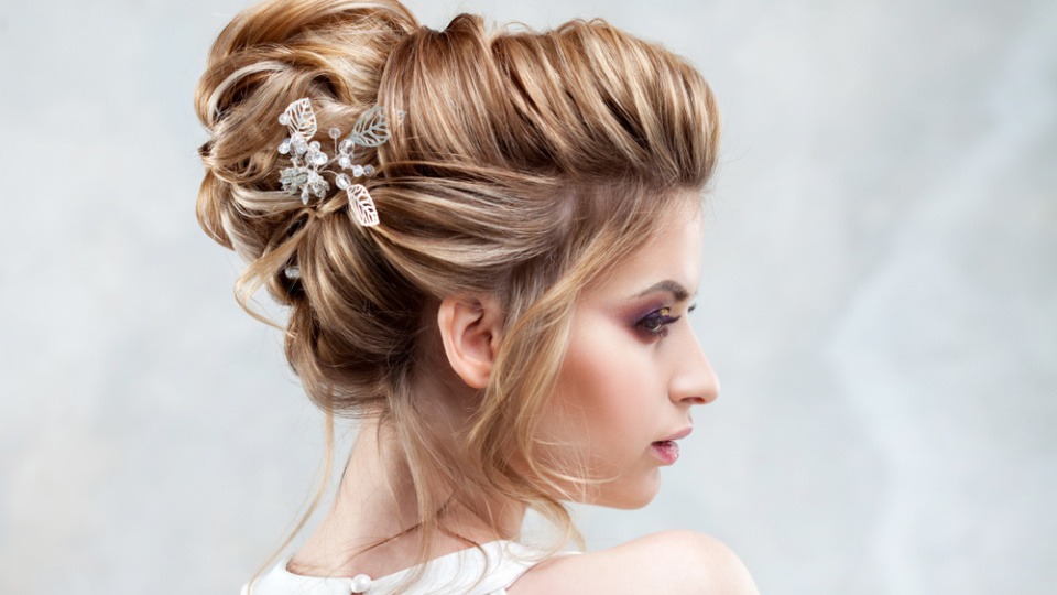 Haarschmuck darf nie fehlen! Eine Braut mit blonder Hochsteckfrisur