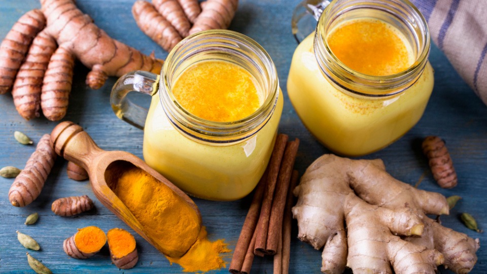 Auch Kurkuma konnte sich schon als gute Hilfe bei Neurodermitis erweisen Kurkuma gemahlen und als Wurzel, daneben geschnitten