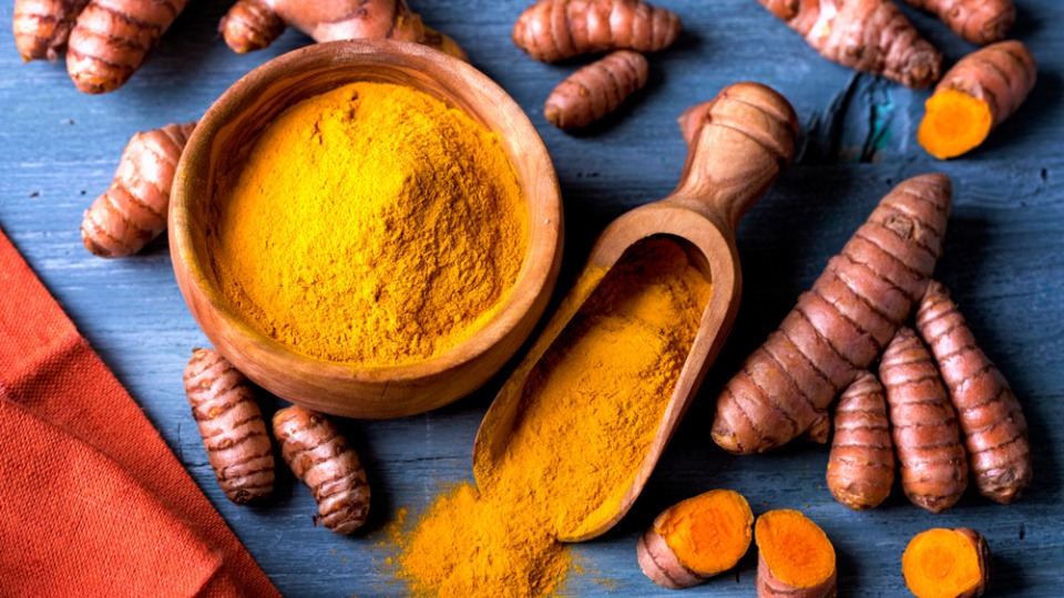 Das Gewürz Kurkuma kann die Bildung von Glutathion unterstützen Kurkuma gemahlen, geschnitten und in Stücken