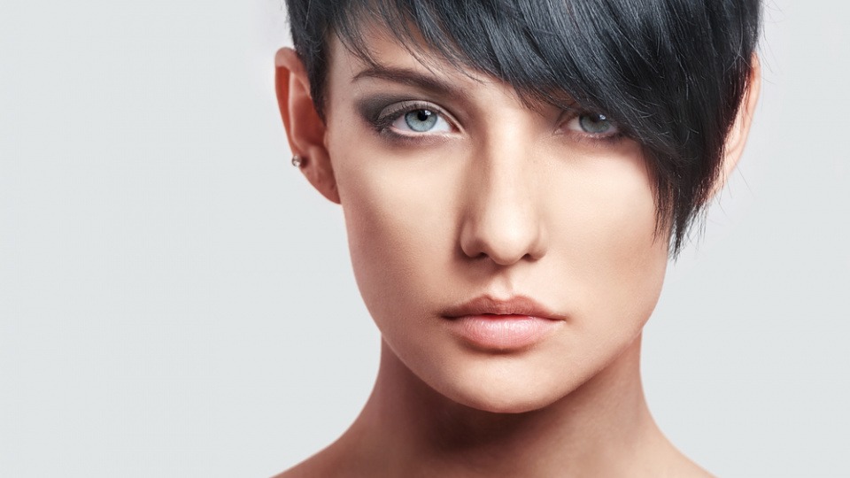 Alles andere als langweilig! Eine Frau mit kurzen Haaren und Pony