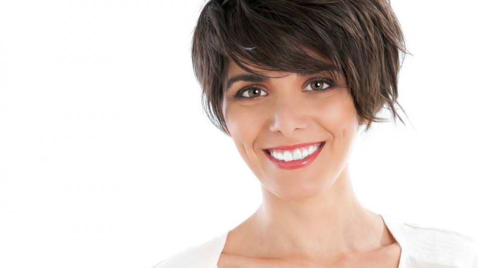 Burschikos und altmodisch war gestern Eine Frau hat kurze zerfranste Haare