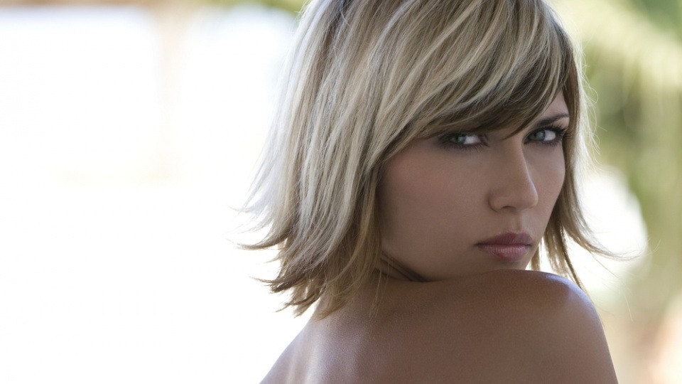 Nicht nur die Haarfarbe, sondern auch die richtige Haarlänge spielt eine wesentliche Rolle, um deinen Typ verändern zu können. Eine Frau mit kurzem Bob