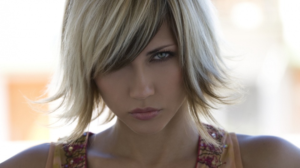 Ein Kurzhaarschnitt setzt die Persönlichkeit besonders gut in Szene Eine Frau mit blonden, kurzen Haaren