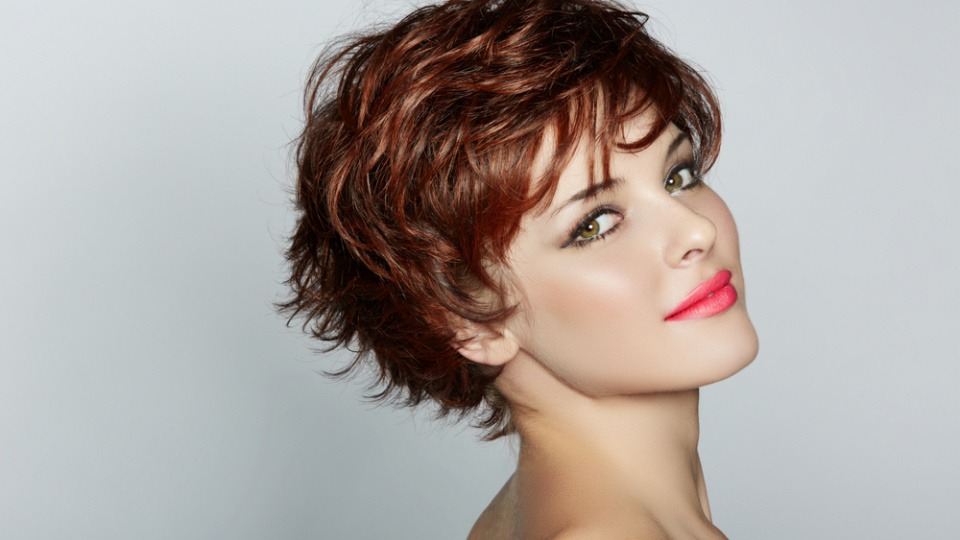 Nicht nur die Haarfarbe, sondern auch die richtige Haarlänge spielt eine wesentliche Rolle, um deinen Typ verändern zu können. Eine Frau mit Kurzhaarschnitt