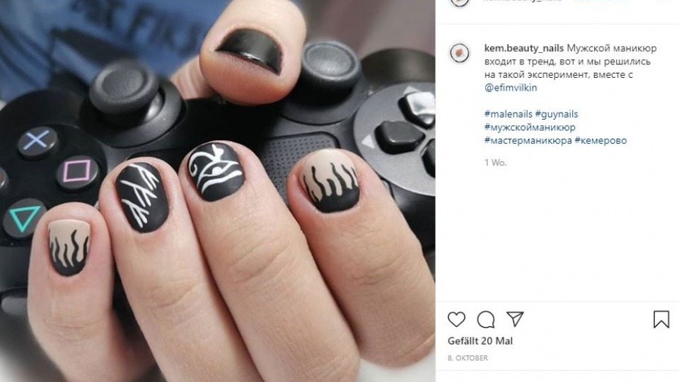 Auch Männer können Nagellack tragen Ein Mann hat seine Fingernägel mit schwarz-weißem Muster lackiert