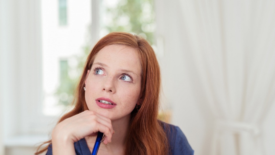 Ein Mangel an Vitamin D3 kann deine Gedächtnisleistung negativ beeinflussen Eine Frau scheint langsam zu denken