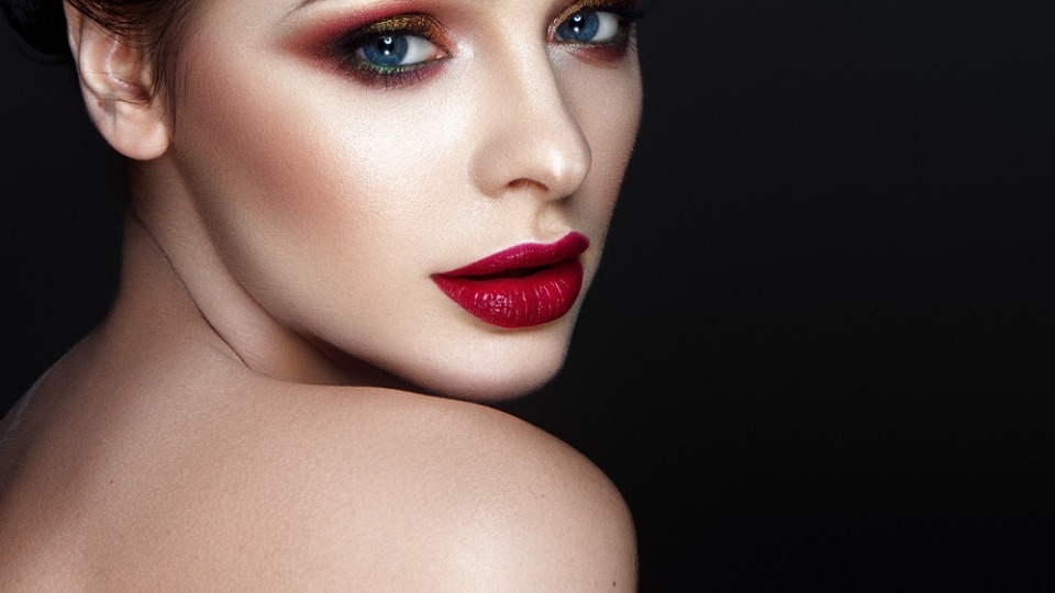 Bei heller Haut mit dunklen Haaren sollte zu einem dunklem Lippenstift gegriffen werden! Ein Frau trägt roten Lippenstift.