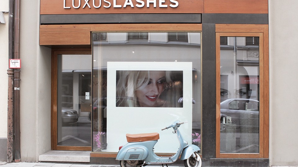 Überzeuge dich selbst und besuche die Lounge von LUXUSLASHES® in München! Die Luxuslashes-Lounge von vorne