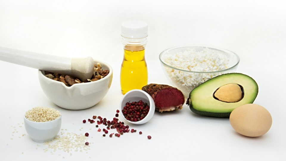 Die Low Carb Ernährungsmethode ersetzt schädlichen, wertlosen Zucker im Alltagsessen einfach durch kohlenhydratarme Lebensmittel Low Carb Lebensmittel auf einem Tisch