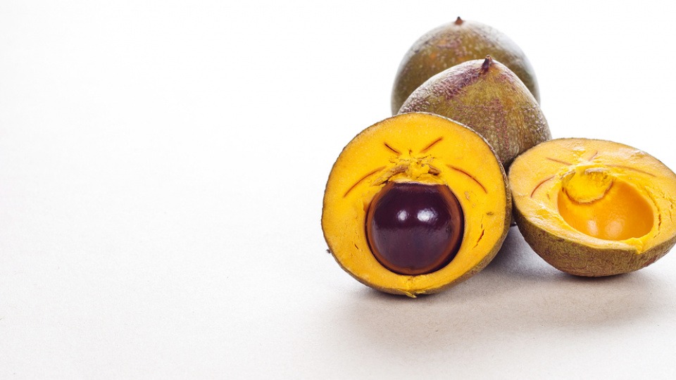 Lucuma stammt ursprünglich aus Südamerika, kommt aber auchin Asien und der Karibik vor Die Frucht Lucuma ist aufgeschnitten