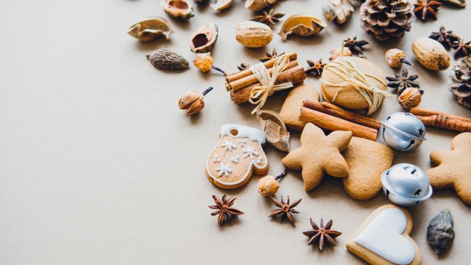 Köstlichkeiten müssen nicht unbedingt ungesund sein Verschiedene Kekse liegen neben winterlichen Gewürzen