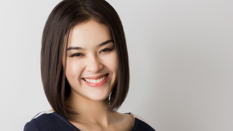 Kinnlange Haare passen vor allem Frauen mit eckigem Kiefer Eine Frau mit mittellangem Bob