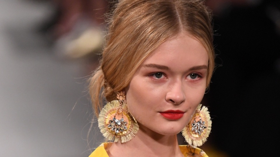 Die natürliche Schönheit steht 2018 im Fokus Ein Model mit orangem Lippenstift