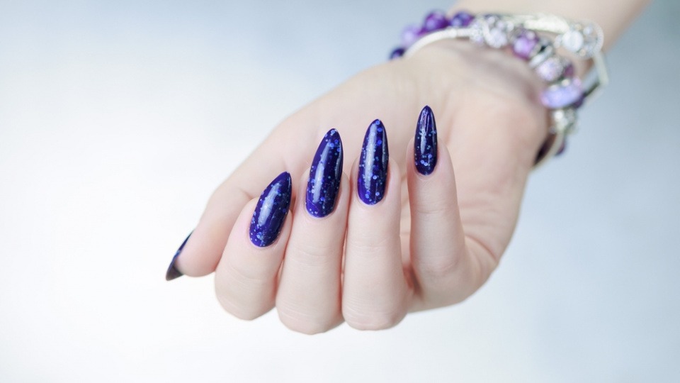 Königsblaue Fingernägel sind auch 2023 wieder im Trend Fingernägel im Farbtrend Königsblau