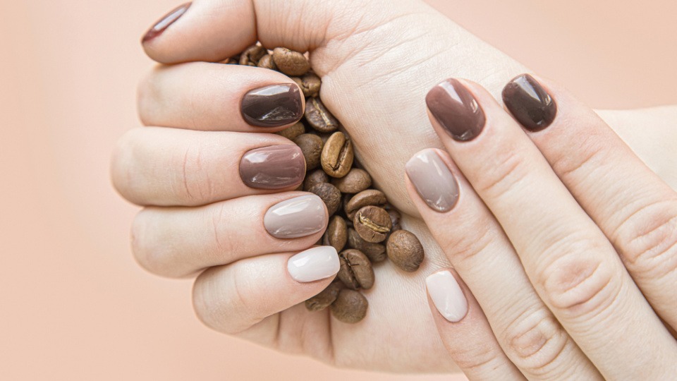 Braun in verschiedenen Tönen ist auf den Fingernägeln 2023 gerne gesehen Fingernägel in verschiedenen Braun-Tönen