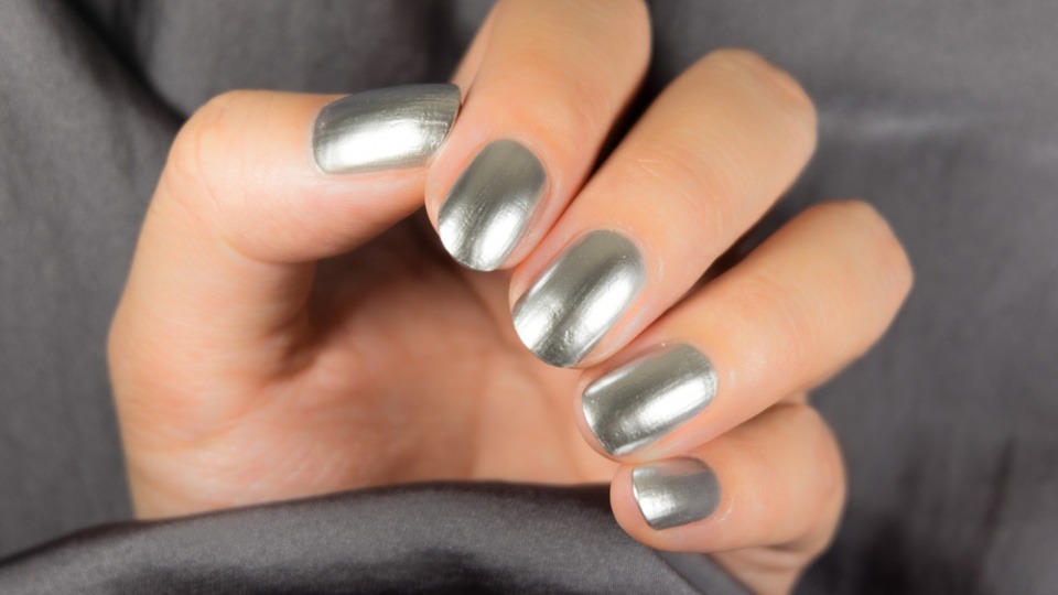 Auch Grau, am besten in der Farbnuance Greige, liegt 2023 im Trend Fingernägel mit Nagellack in der Trendfarbe Grau