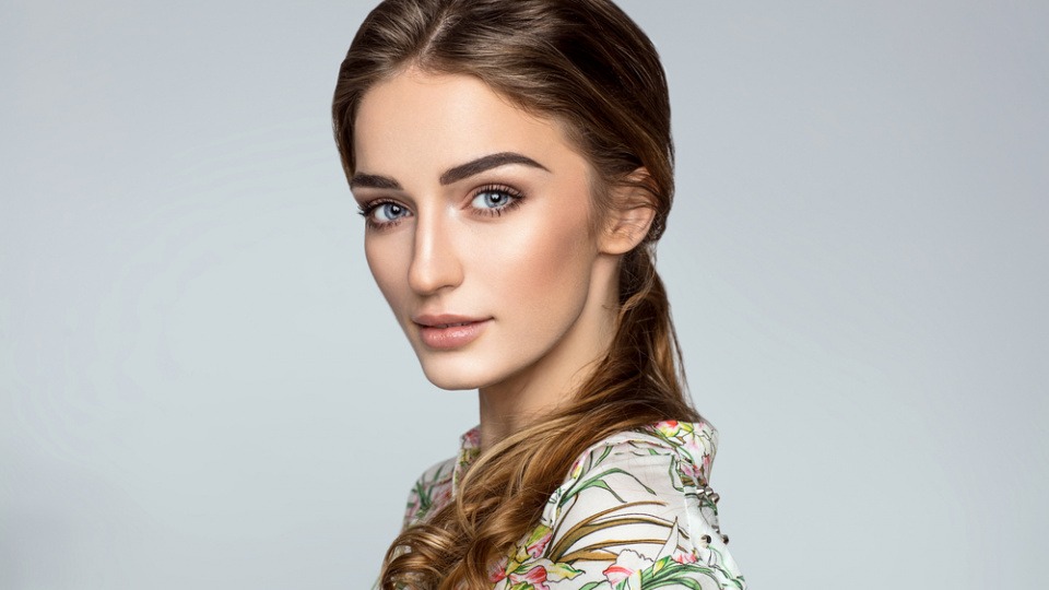 Mit einem natürliche Look kann man auch 2018 nichts falsch machen Eine Frau mit braunen Haaren und einem Zopf