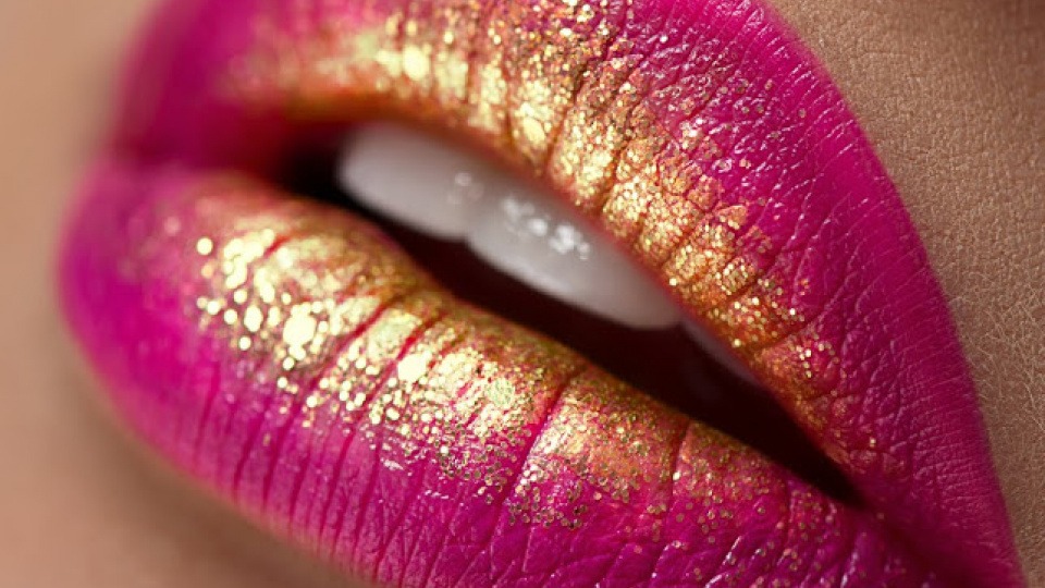 Die 80er und 90er feiern ein Comeback! Eine Frau mit neonfarbenen Lippen und Glittereffekt