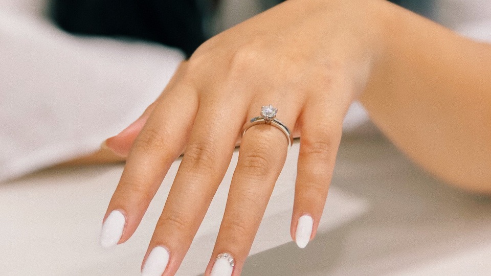 Nudefarbene Nägel müssen nicht langweilig sein... Nägel sind nude-farben mit Glassteinen am Nagelbett