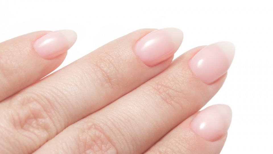 Die Maniküre darf 2018 glossig sein Finger mit Nudenagellack