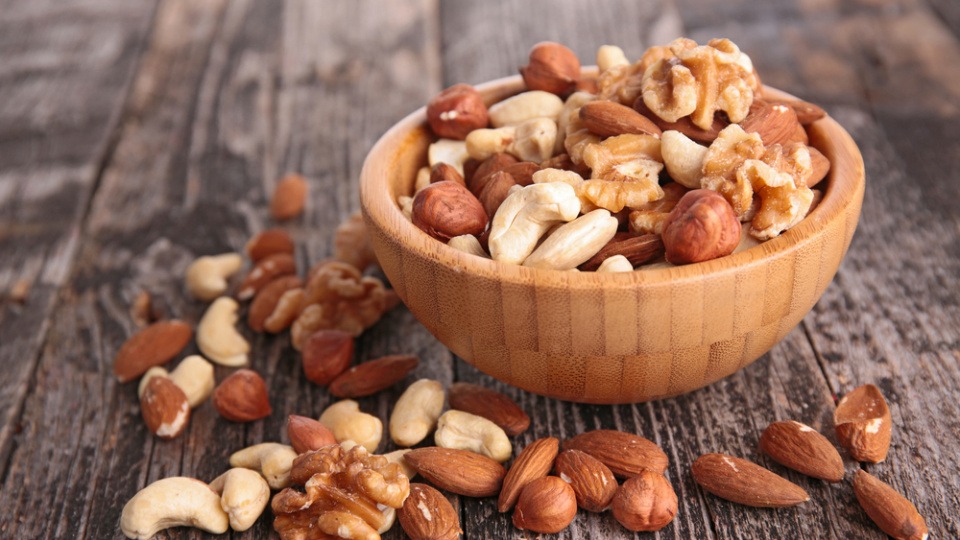 Unteranderem eine natürliche Quelle von MSM Eine Schüssel mit Nüssen