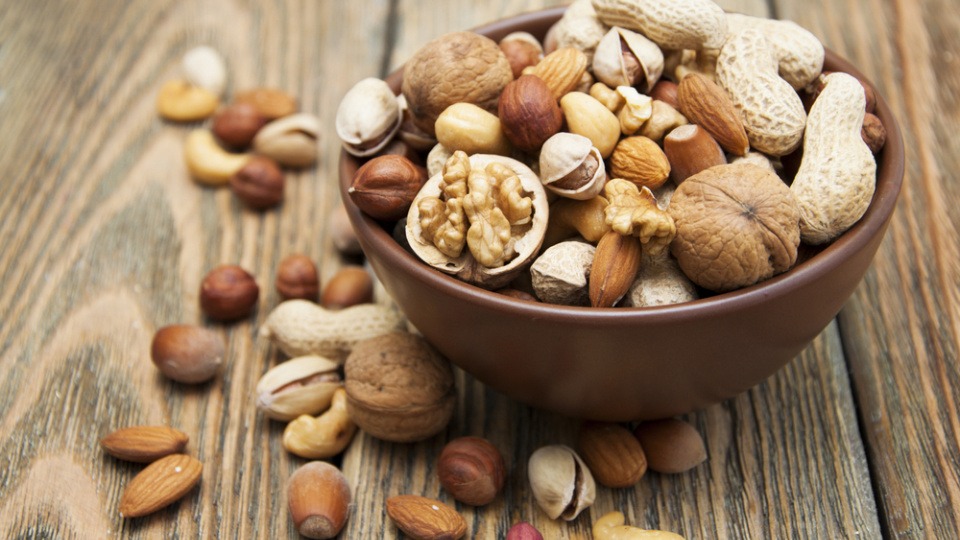 Nüsse sind reich an wertvollen Nährstoffen, aber auch reich an Fett Verschiedene Nusssorten in einer Schüssel