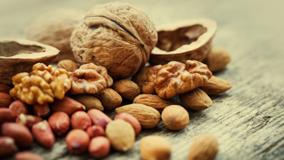 Nüsse sind gesunde Snacks uns spenden wertvolle B-Vitamine und Aminosäuren Viele verschiedene Nüsse