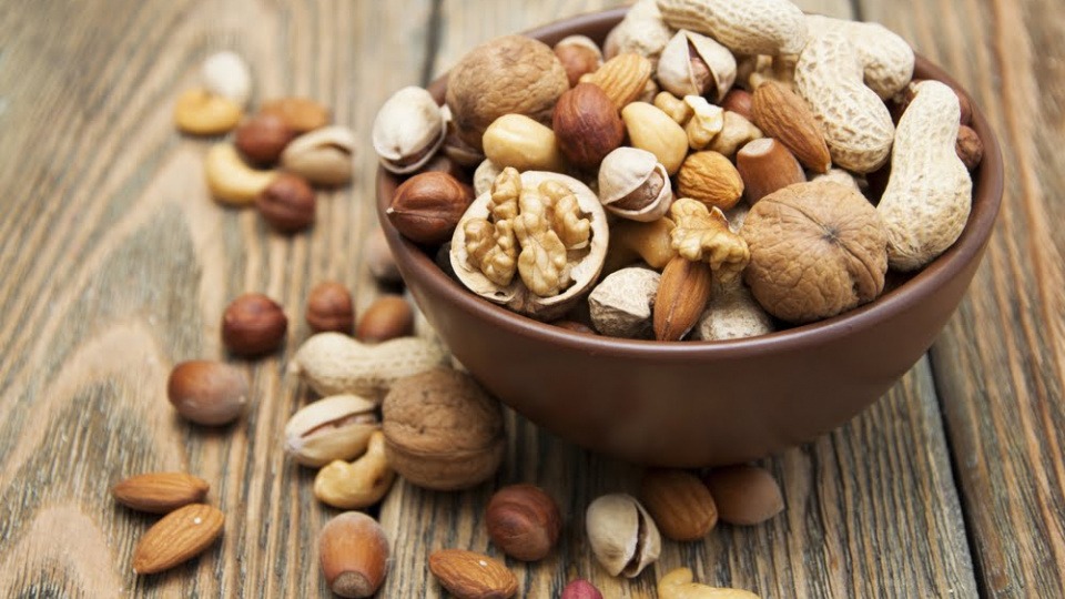 Nüsse sind wärmespendend und nierenstärkend Nüsse in einer Schale