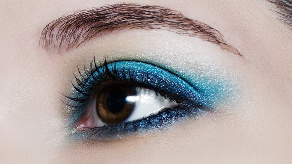 Farben à la Eiskönigin werden wieder bevorzugt Ein Auge mit pastellfarbenen Lidschatten