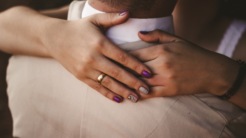 Langweilig wird es auf den Nägeln auf keinen Fall Auf einer Hand sind Perlen aufgeklebt