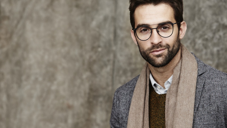 Ein Mann hat eine Pilotenbrille auf Ein Mann hat eine Pilotenbrille auf