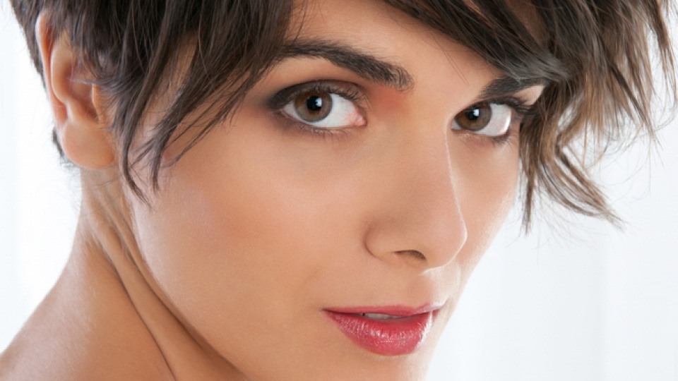 Hast du ein Bild mit der Frisur deiner Wünsche in der aktuellen Zeitschrift für Beauty gefunden? Eine Frau mit einem dunklen Pixie-Cut