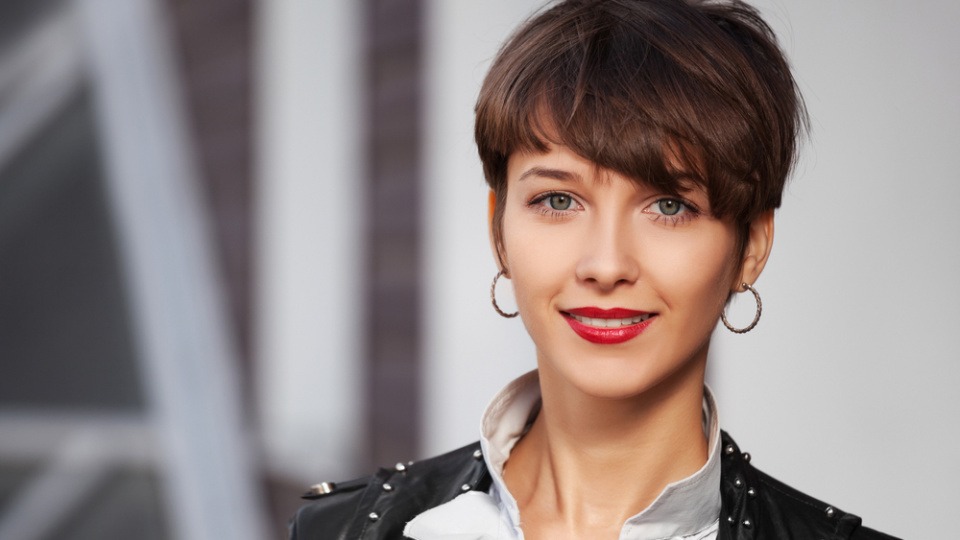 Der Pixie Cut sieht besonders bei kleinen Frauen super aus. Eine kleine Frau mit der Kurzhaarfrisur Pixie Cut