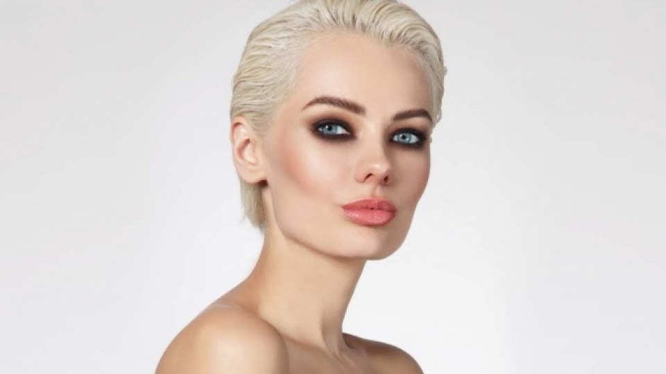 Durch den Sleek-Look kann man einen individuellen, femininen Look erzielen Eine Frau mit gegeltem Pixiecut