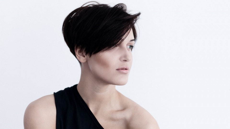 Eine Frau hat als Frisur einen Pixie Cut Eine Frau hat als Frisur einen Pixie Cut
