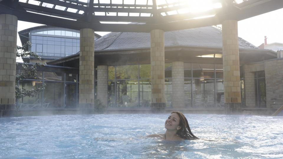 Eine Frau schwimmt im Thermenbereich des Parkhotel Kurhaus Eine Frau schwimmt im Thermenbereich des Parkhotel Kurhaus