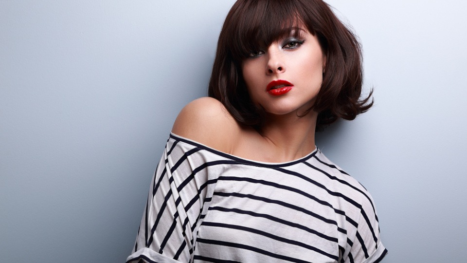 Eine Frisur mit Pony lässt dich etwas größer wirken Eine kleine Frau hat eine Frisur mit einem Pony